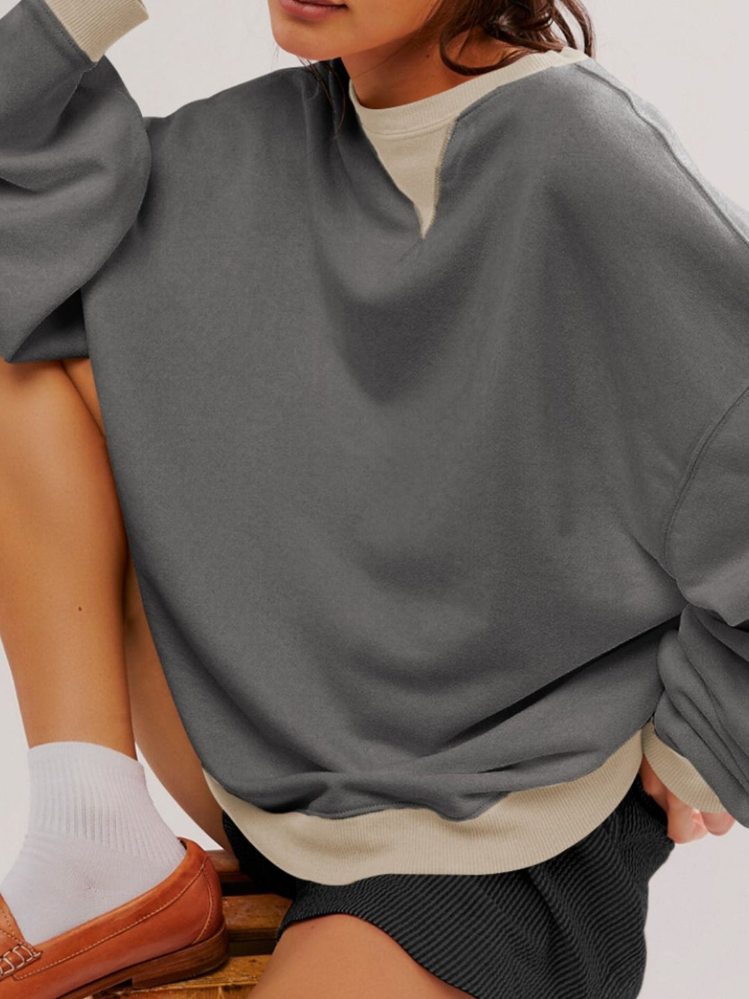 Stilla | Sweatshirt Med Kontrastfarvede Lange Ærmer og Nedfaldende Skuldre