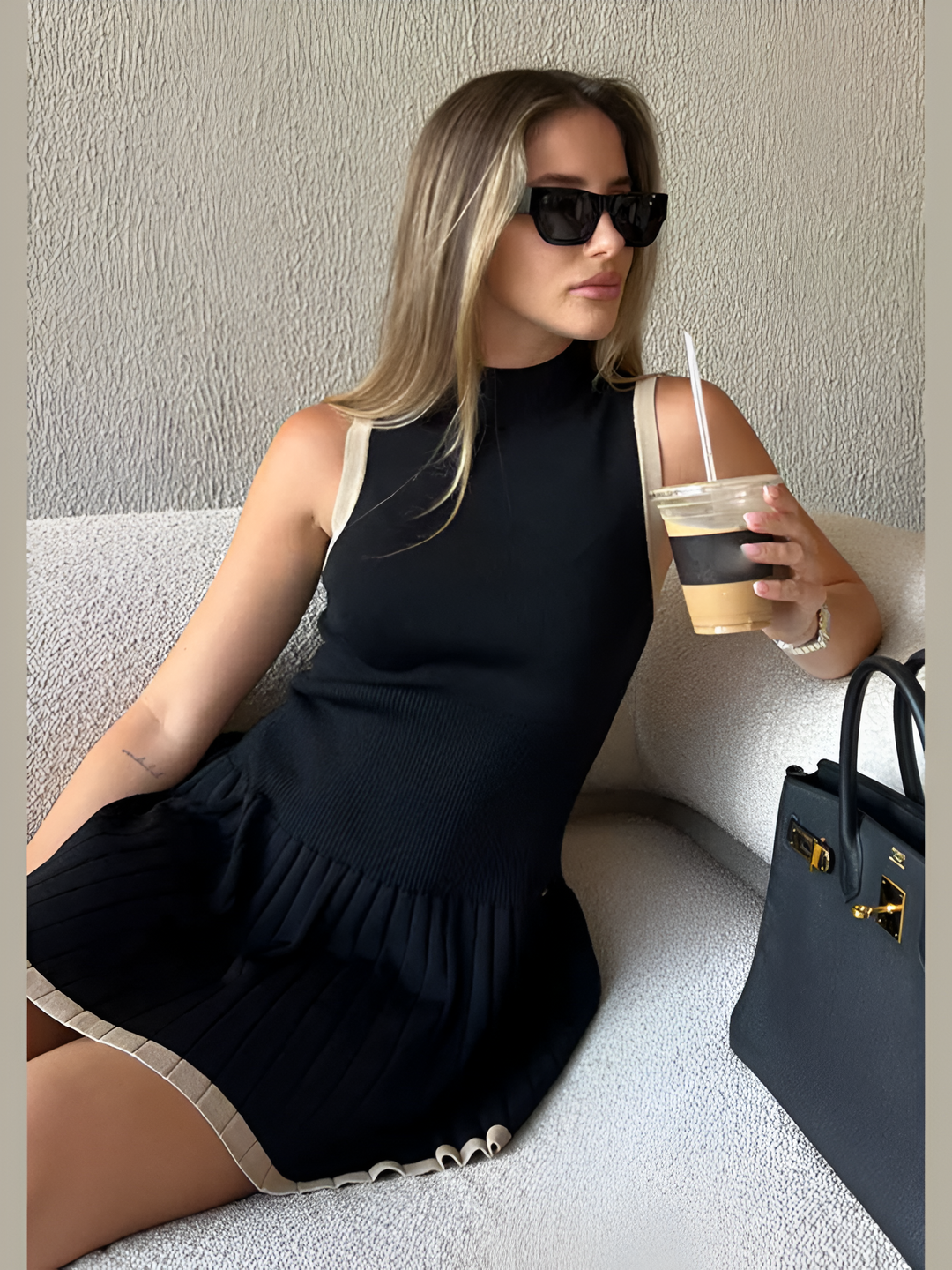 Stilla | Elegante Og Sexy Kjole Med Flæser Bagpå
