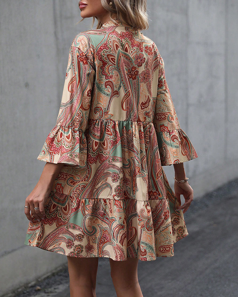 Stilla | V-udskæring og Paisley print