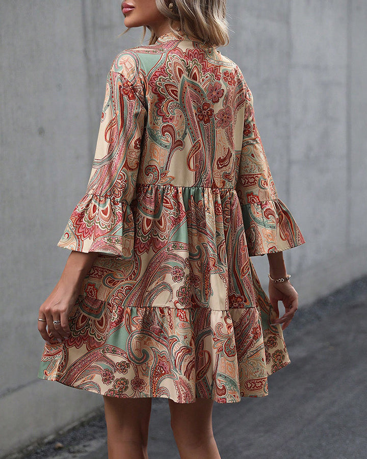 Stilla | V-udskæring og Paisley print