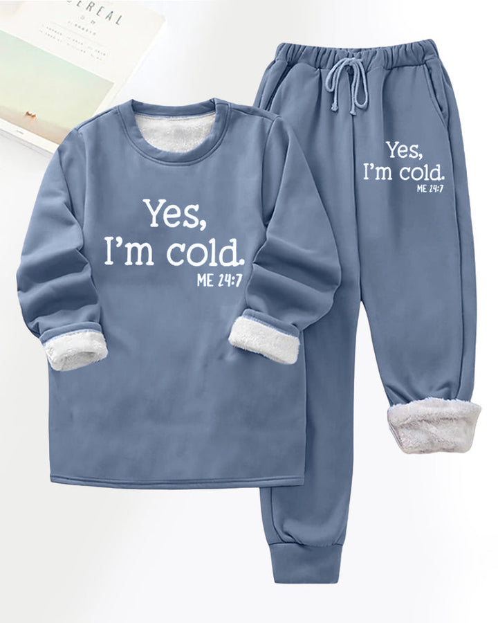 Stilla | I fleece med bogstavtryk