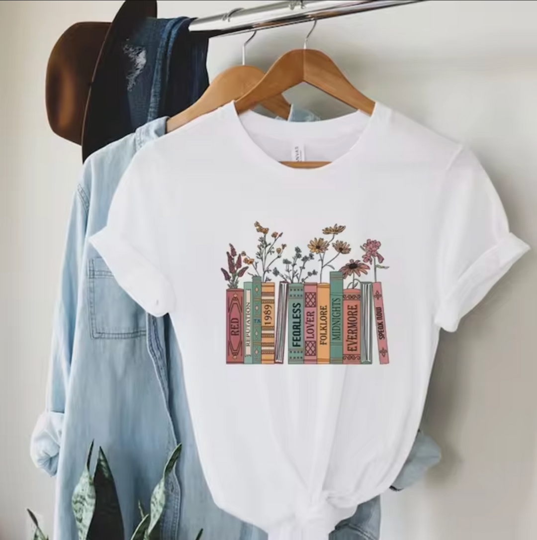 Stilla | T shirt med bog og blomstermotiv