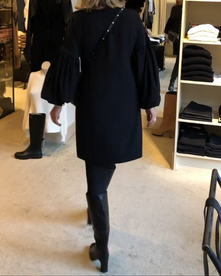 Stilla | Sort kjole med lanternesleeves