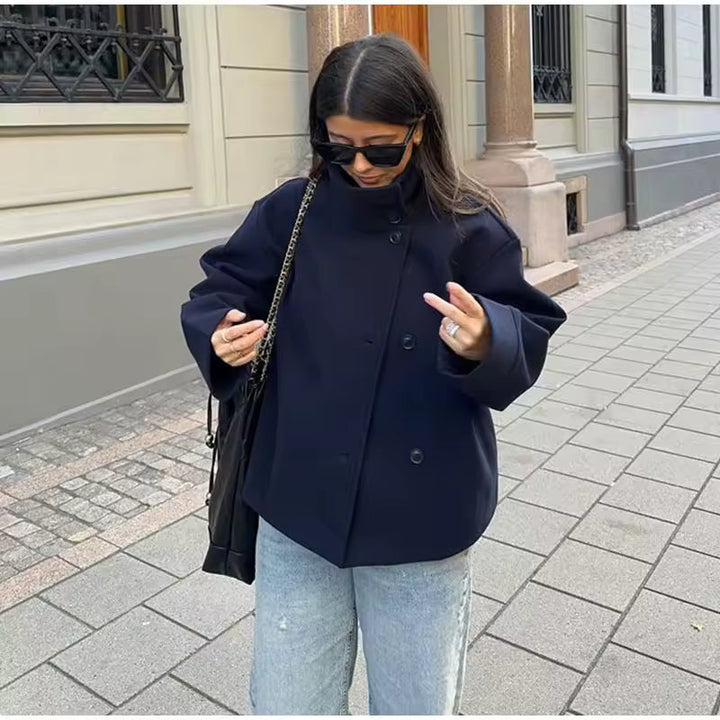 Stilla | Kort jakke - Høj krave med asymmetrisk knaplukning