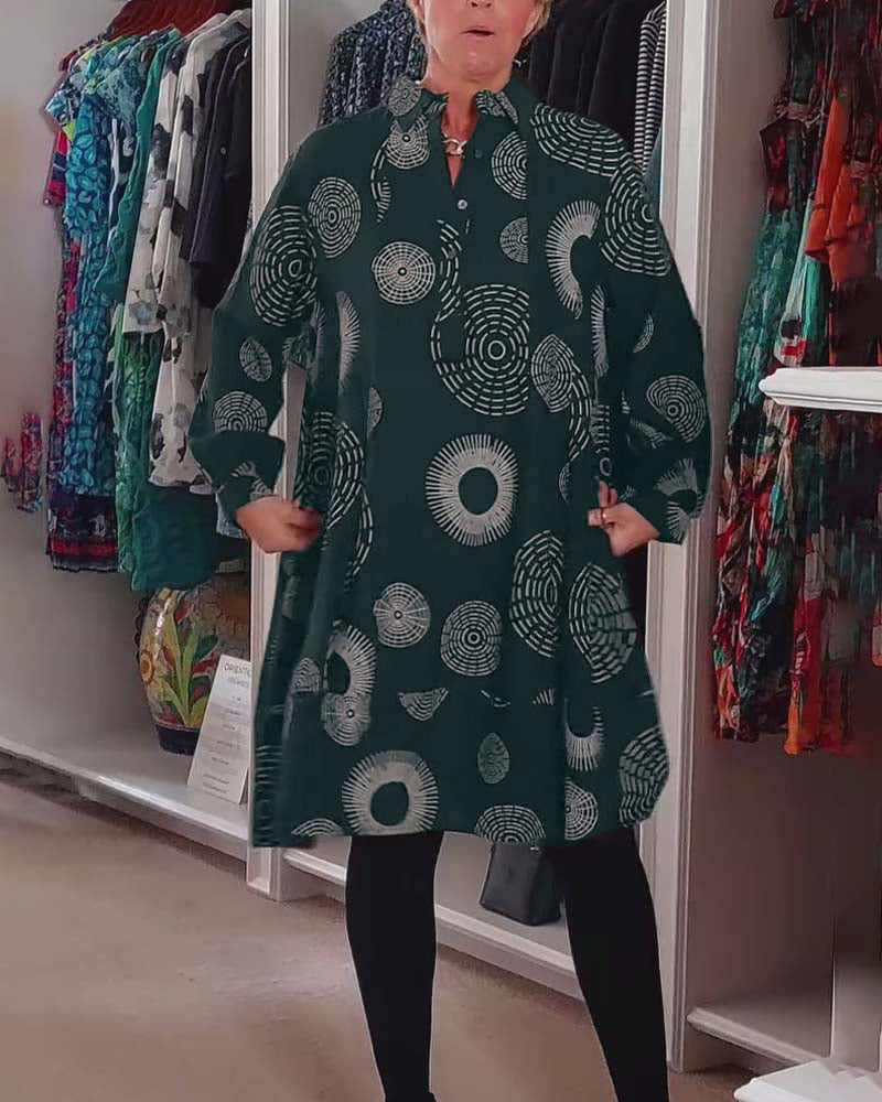 Stilla | Kjole med revers og geometrisk print