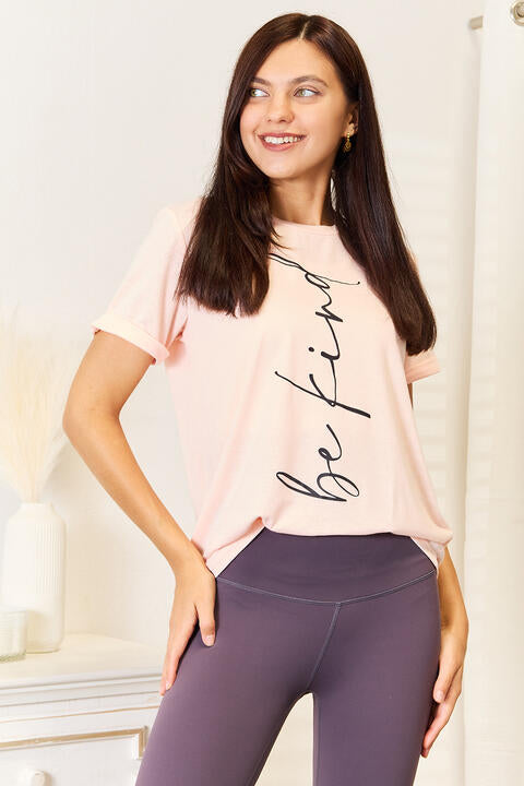 Stilla | Love Be Kind Grafisk Rund Hals T-shirt