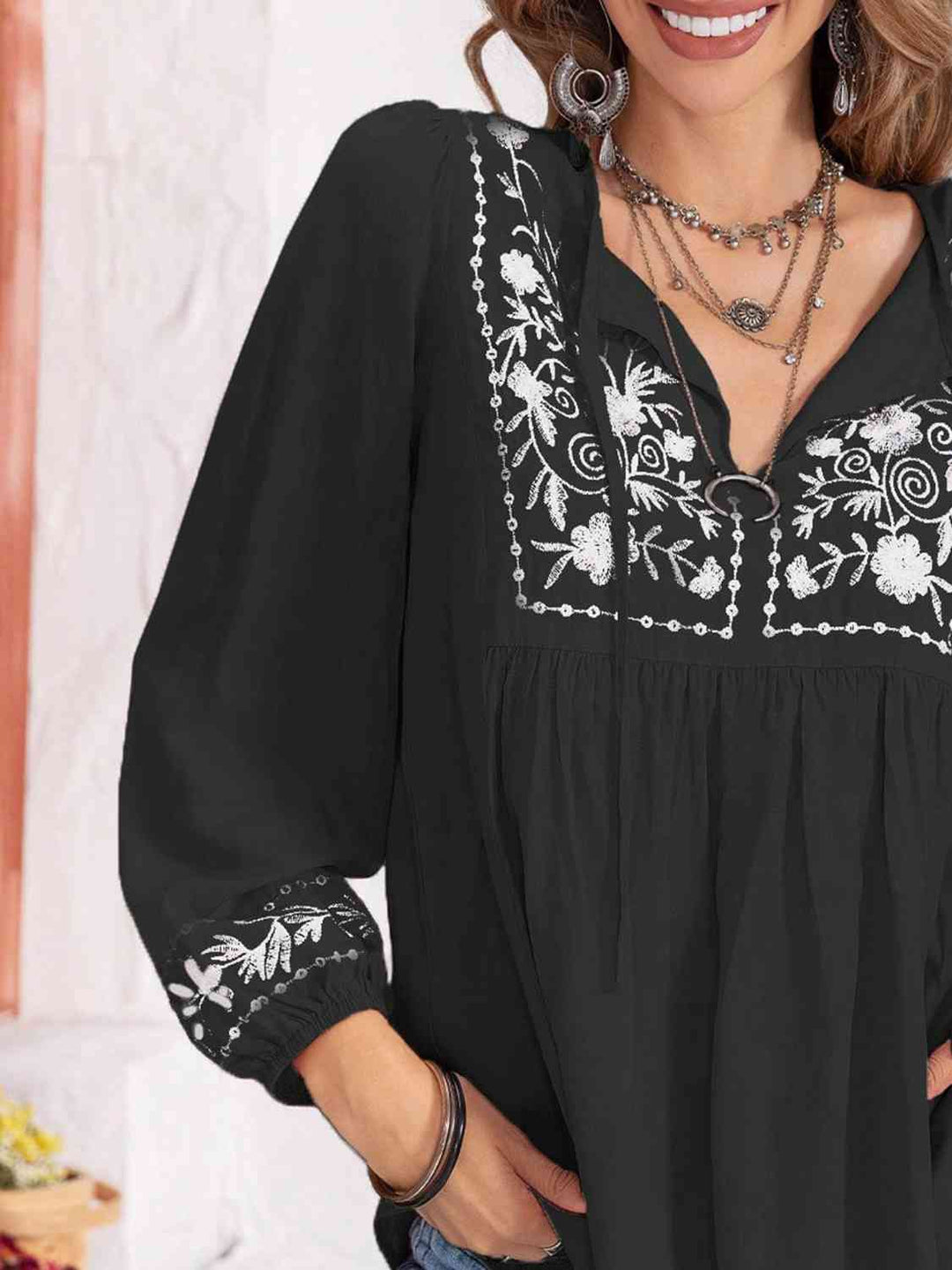 Stilla | Slipsnakke ballonskorte bluse