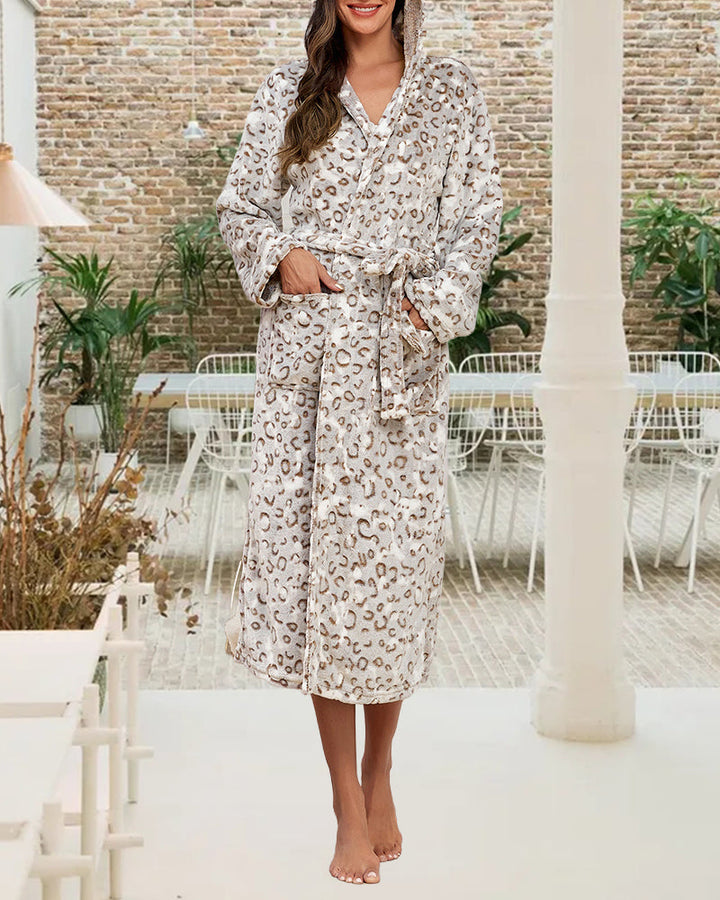 Stilla | Kjole med leopardmønster og elegante træk