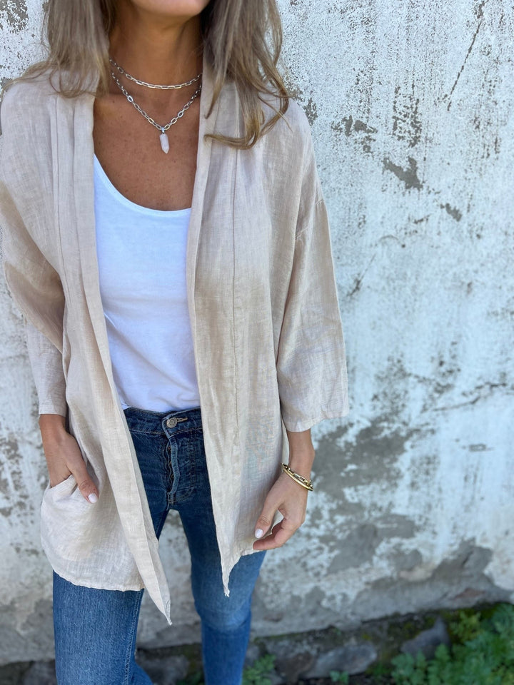 Stilla | Linned cardigan med volanger og 3/4-ærmer