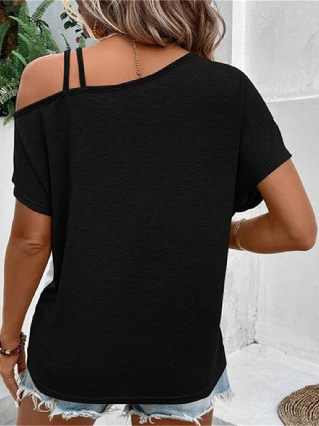 Stilla | Asymmetrisk Hals Kort Ærme T-Shirt