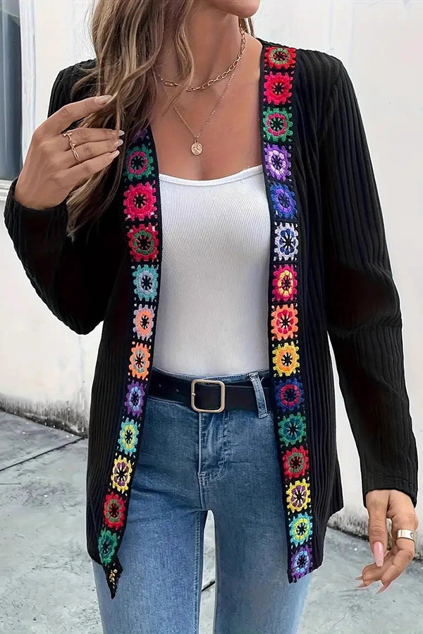 Stilla | Boho Strik Cardigan med Blomsterdetalje og Lange Ærmer