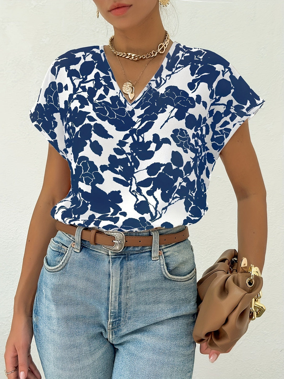 Stilla | Bluse med V-hals til damer med floral mønster