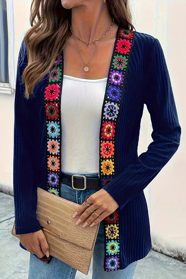 Stilla | Boho Strik Cardigan med Blomsterdetalje og Lange Ærmer
