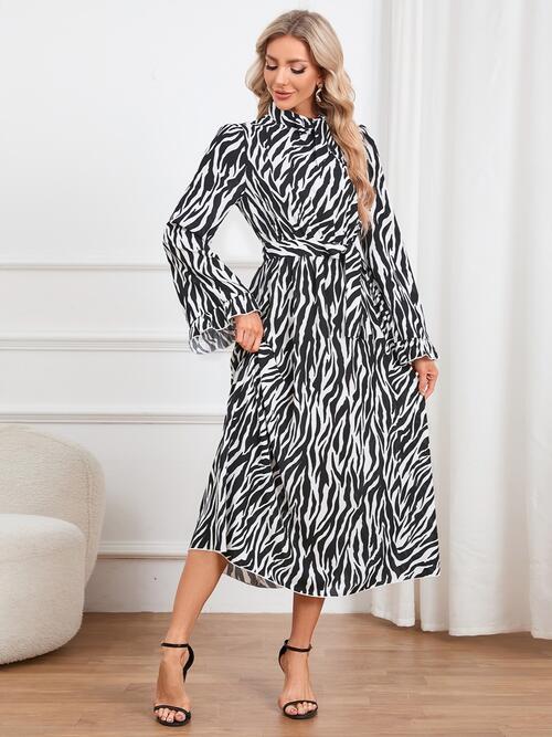 Stilla | Print Bindefront Ruffle Trim Kjole