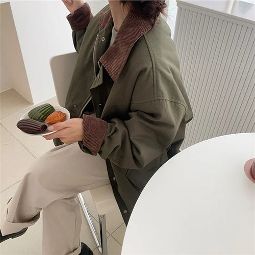Stilla | Damers Vintage-Stil Jakke med Ombukket Krave og Store Lommer