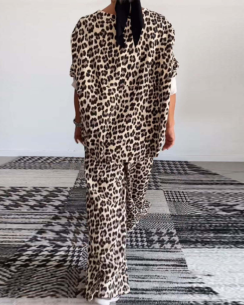 Stilla | Sæt fra overdel med rund halsudskæring og lomme og bred bukseben med leopardmønster