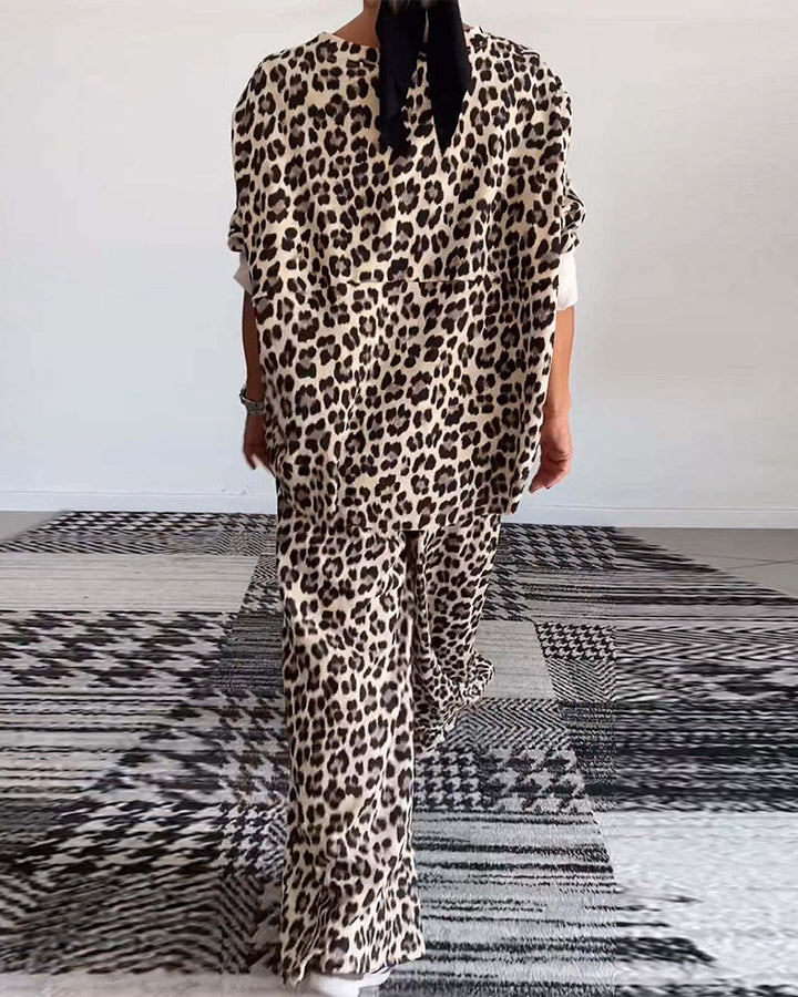 Stilla | Sæt fra overdel med rund halsudskæring og lomme og bred bukseben med leopardmønster