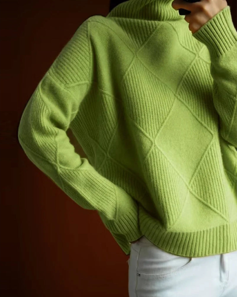 Stilla | Enkeltfarvet Elegant Rullekrave Sweater med Rombermønster