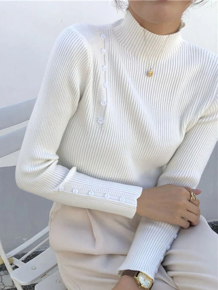 Stilla | Elegant sweater med pyntknapper og ståkrave