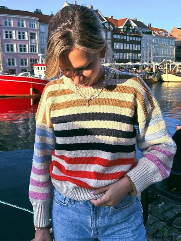 Stilla | Farverig Stribet Vintage Striktrøje med Rund Hals