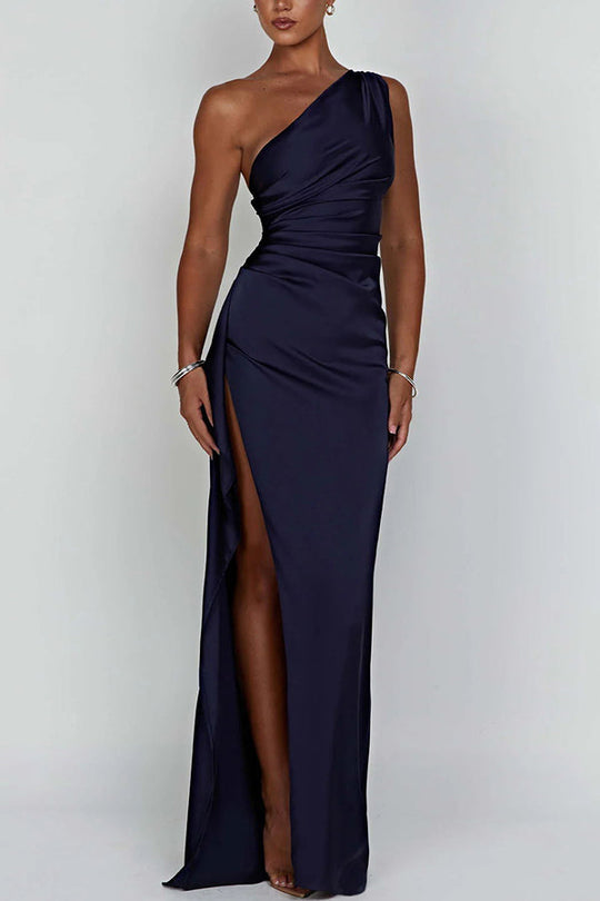 Stilla | Tilpas dig dine kurver Asymmetrisk satin slids med drapering
