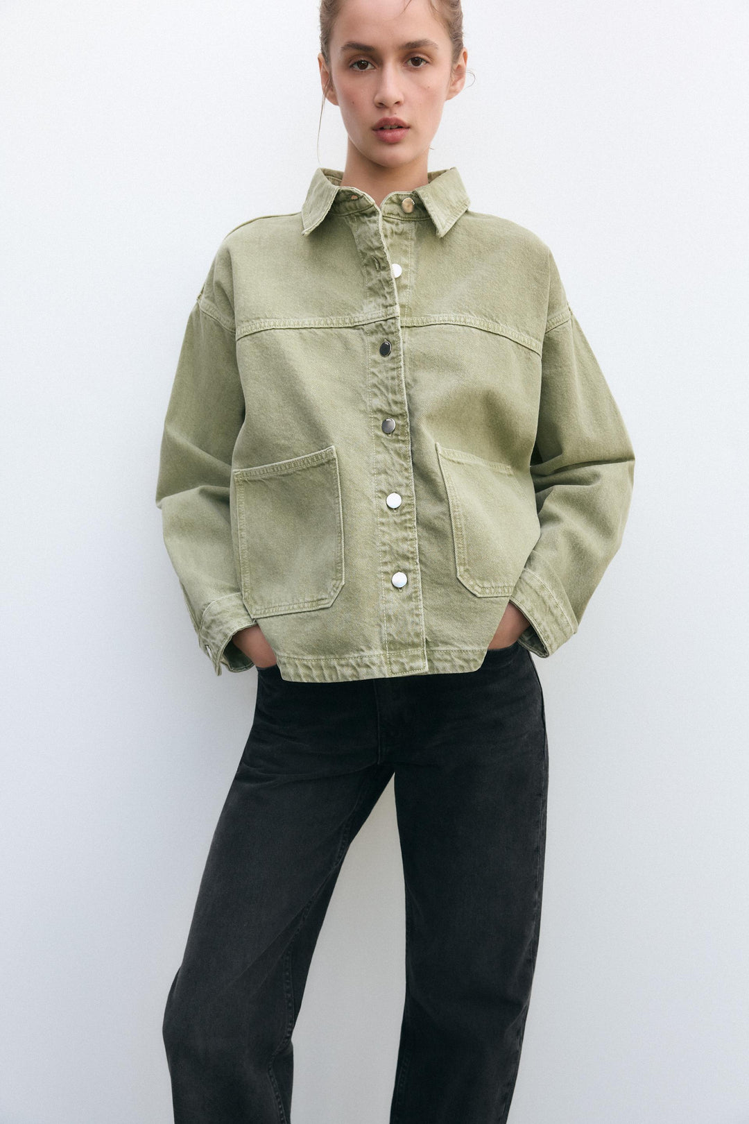 Stilla | Klassisk Khaki Denim Jakke til Hverdagens Stil