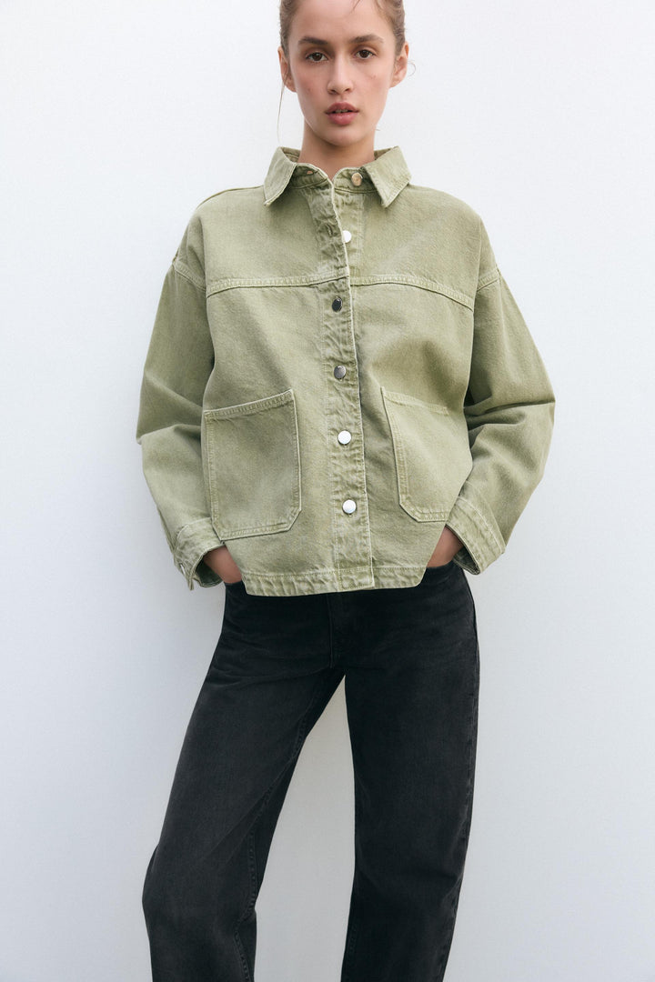 Stilla | Klassisk Khaki Denim Jakke til Hverdagens Stil