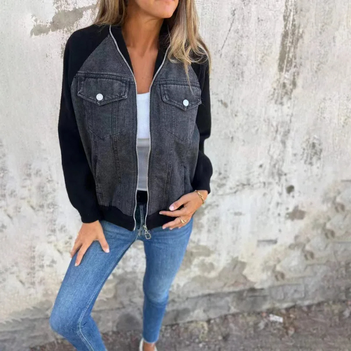 Stilla | Bomber Denim Look Med Lomme Detaljer og Behagelig Pasform
