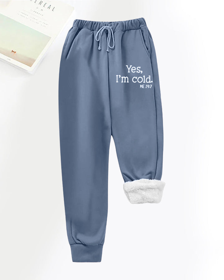 Stilla | I fleece med bogstavtryk