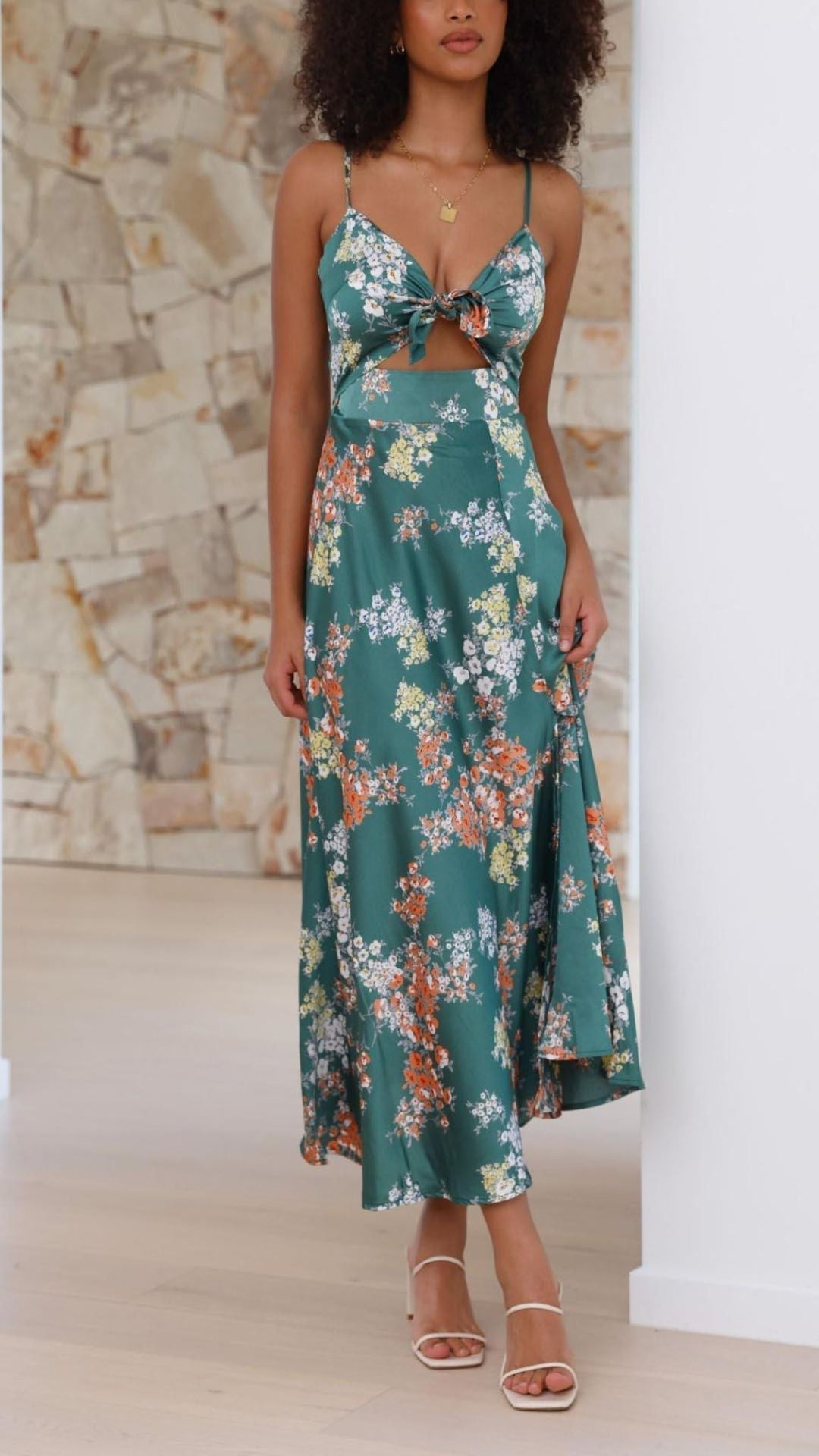 Stilla | Midi kjole i satin