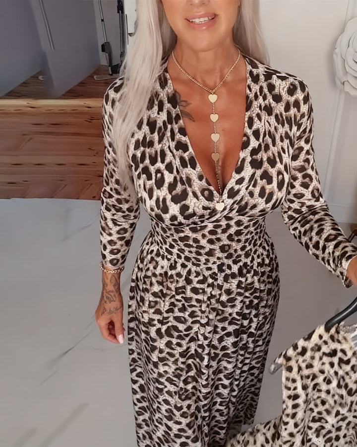 Stilla | Dyb V-udskæring og leopardprint på taljen