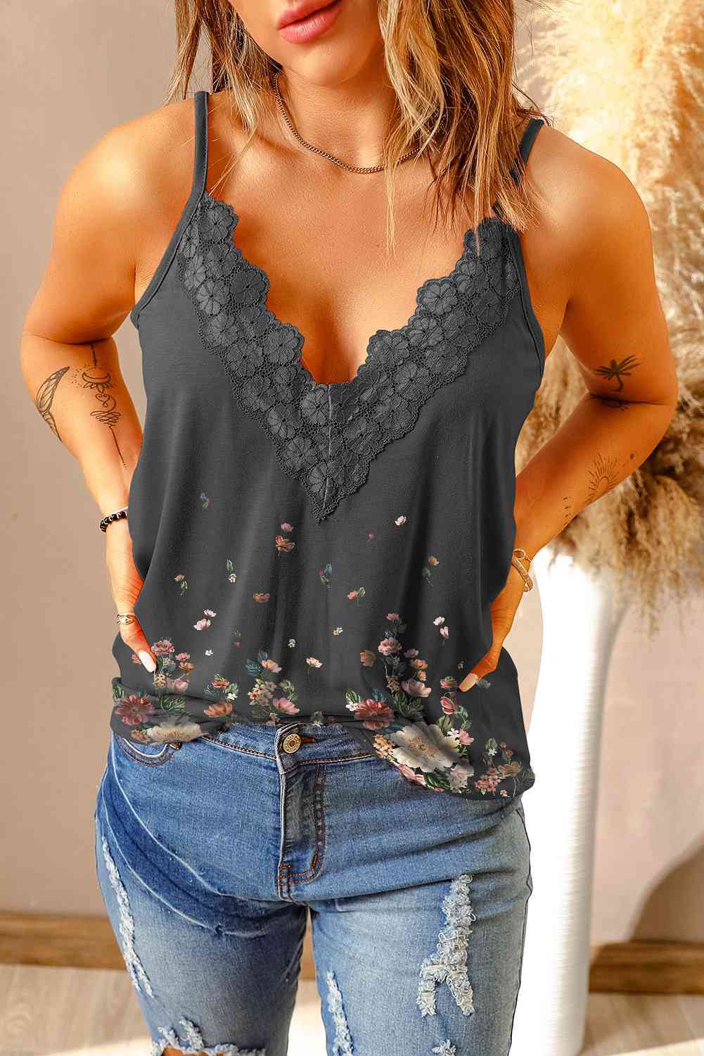 Stilla | Blondekant Trim Scalloped Plunge Cami