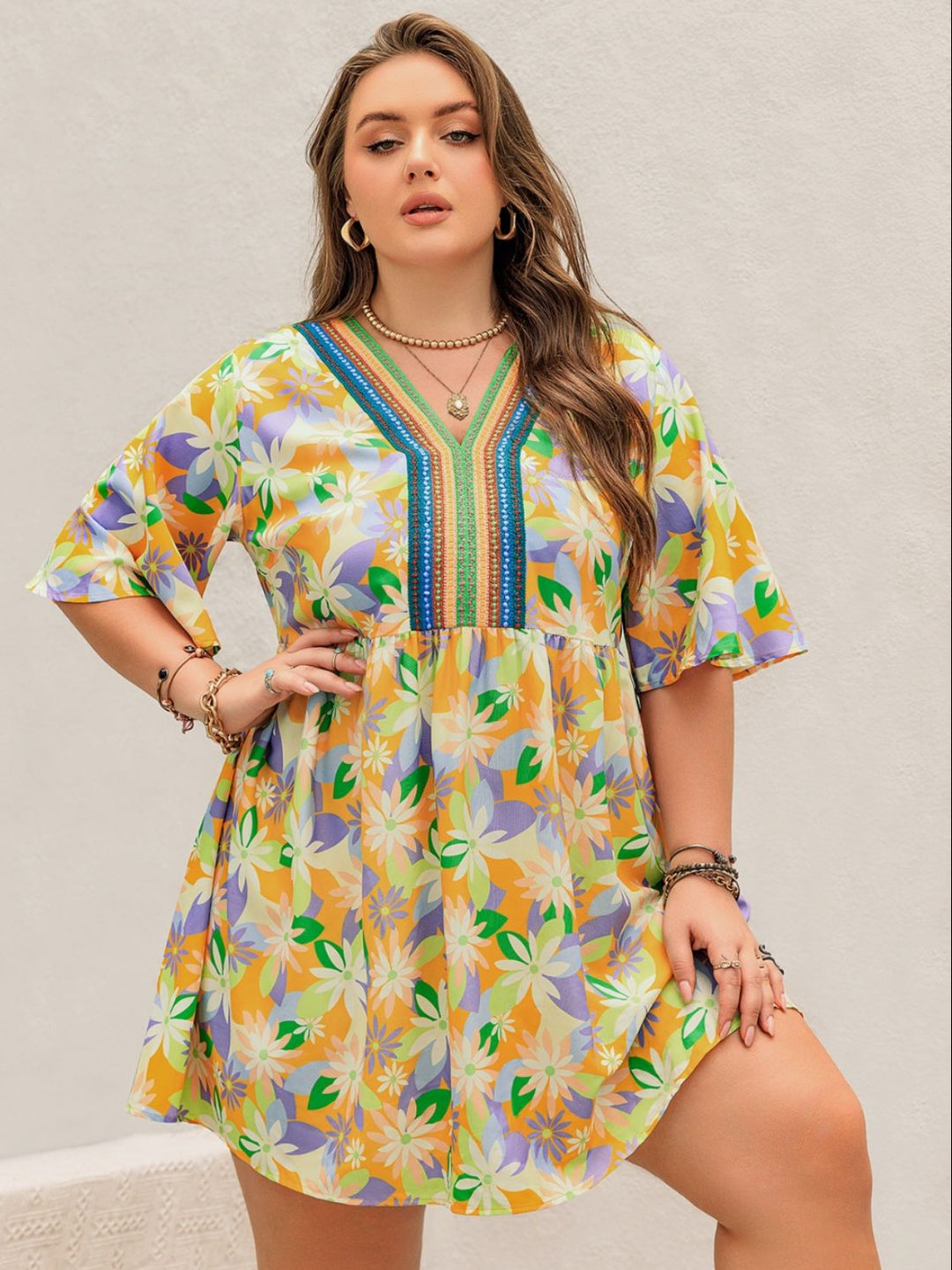 Stilla | Plus Size Trykt V-Hals Halv Ærme Mini Kjole
