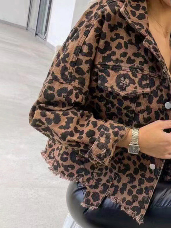 Stilla | Jeansjakke Med Rå Kant og Leopardkrave