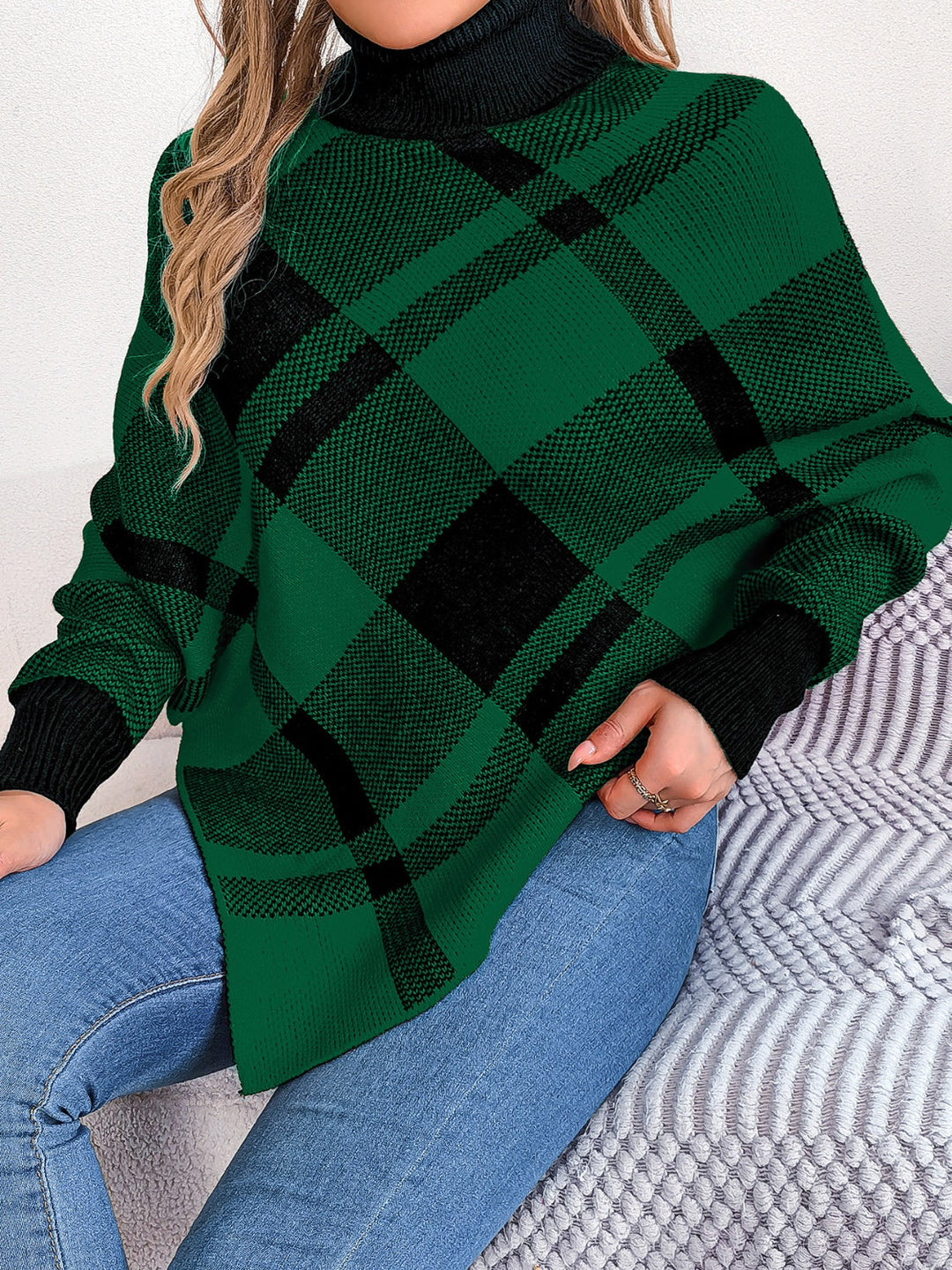 Stilla | Rullekrave sweater med ternet mønster og flagermusærmer