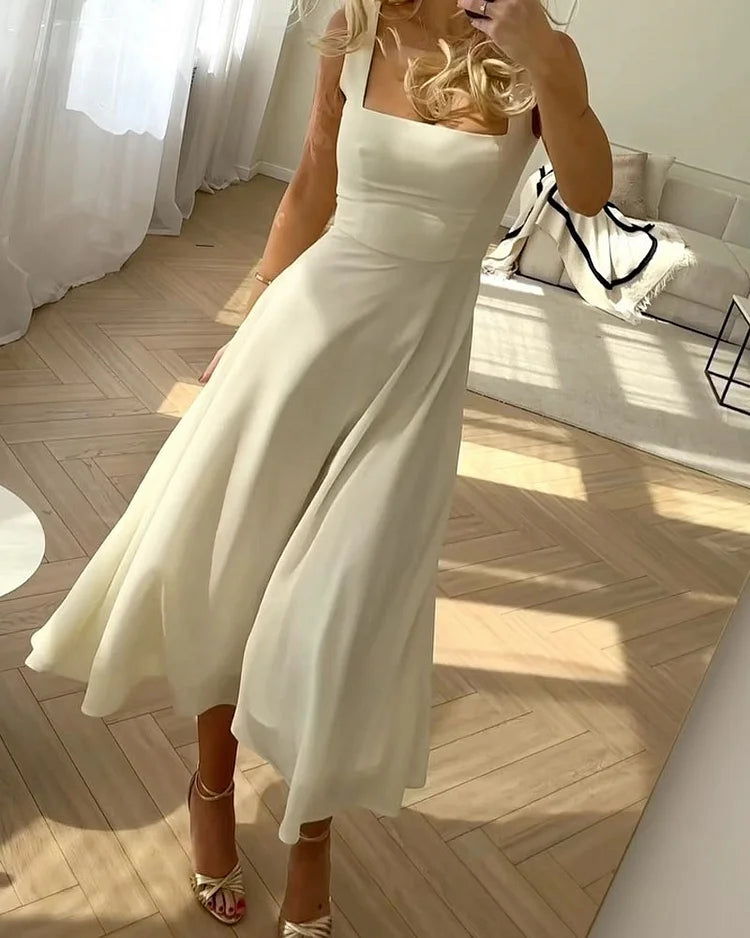 Stilla | Elegante Kjole Af Chiffon Med Firkantet Udsparing Og Ensfarvet