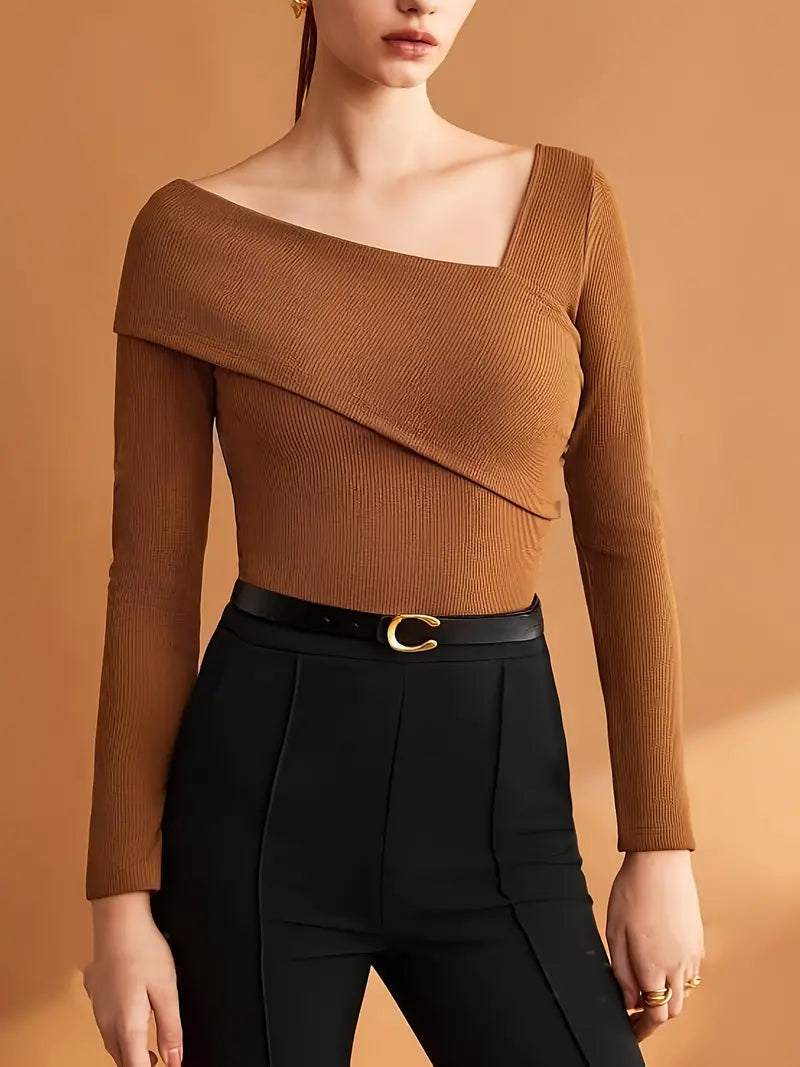 Stilla | Elegant Top Med Asymmetrisk Udsnit