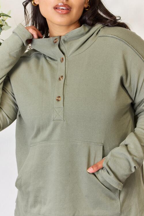 Stilla | Code Full Size Halv Knap Hoodie