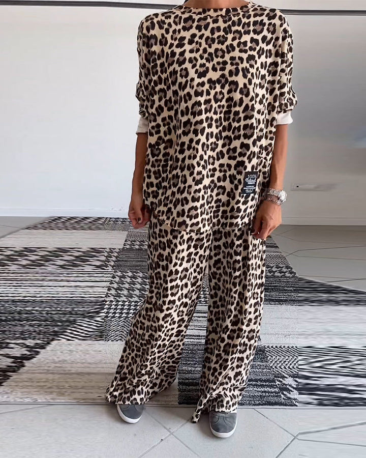 Stilla | Sæt fra overdel med rund halsudskæring og lomme og bred bukseben med leopardmønster