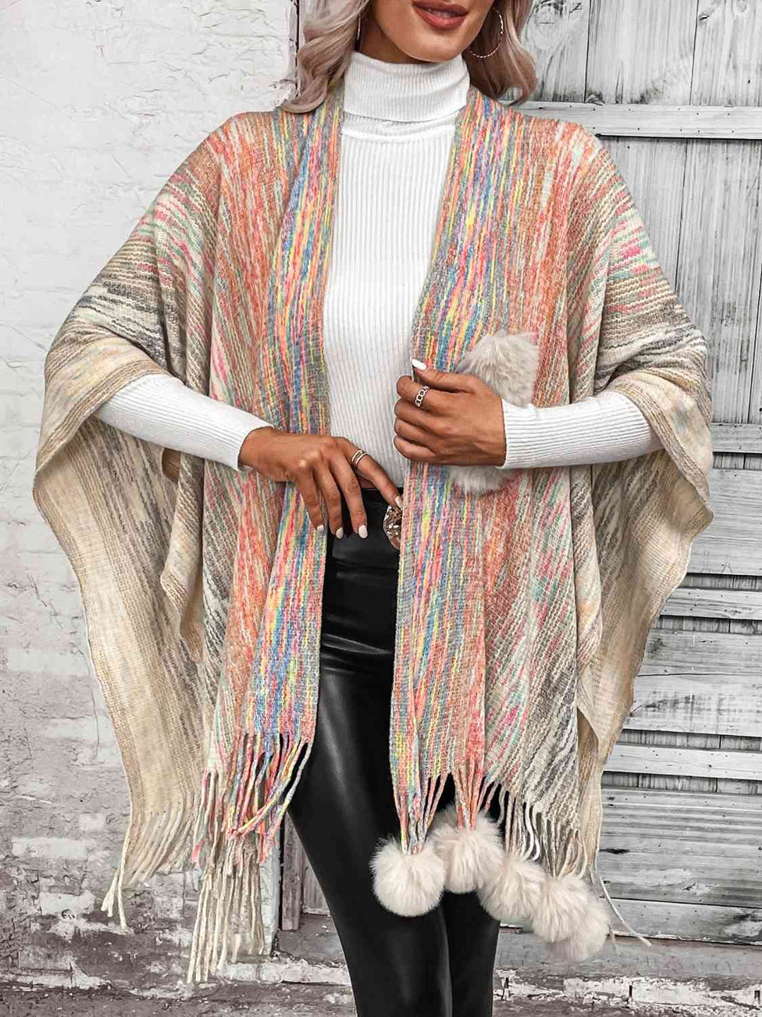 Stilla | Front Poncho Med Pom Poms