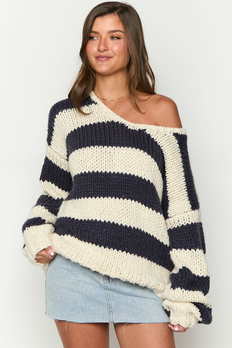 Stilla | strikket sweater med off-shoulder stribemønster