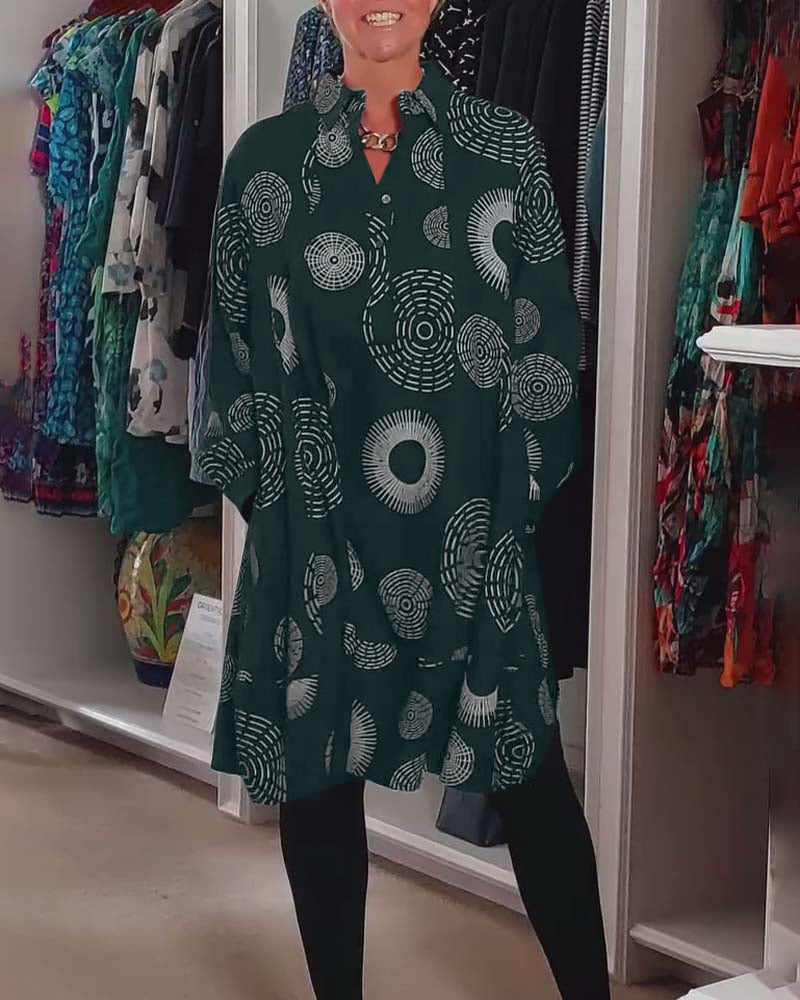 Stilla | Kjole med revers og geometrisk print