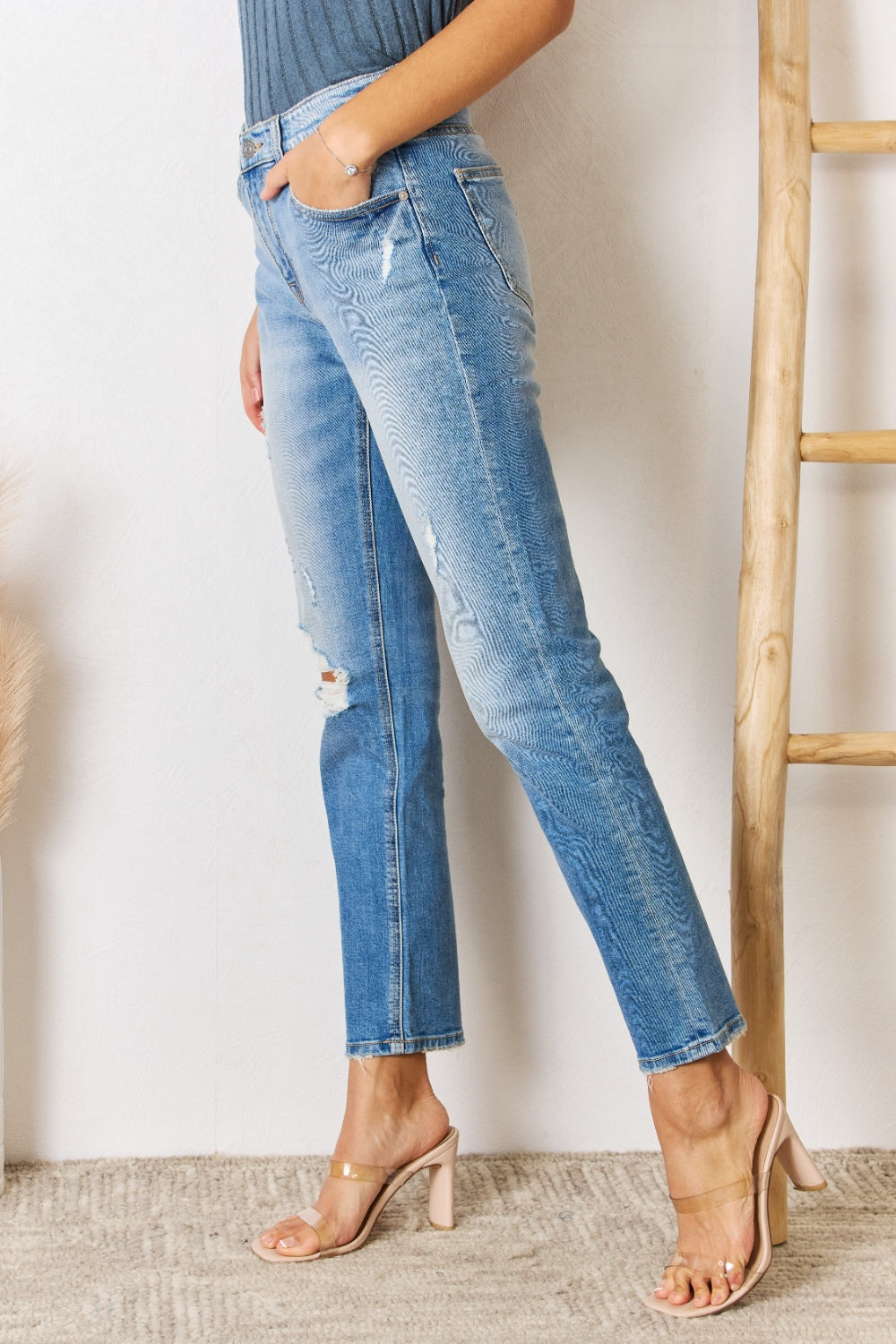 Stilla | Høj Talje Distressed Slim Straight Jeans
