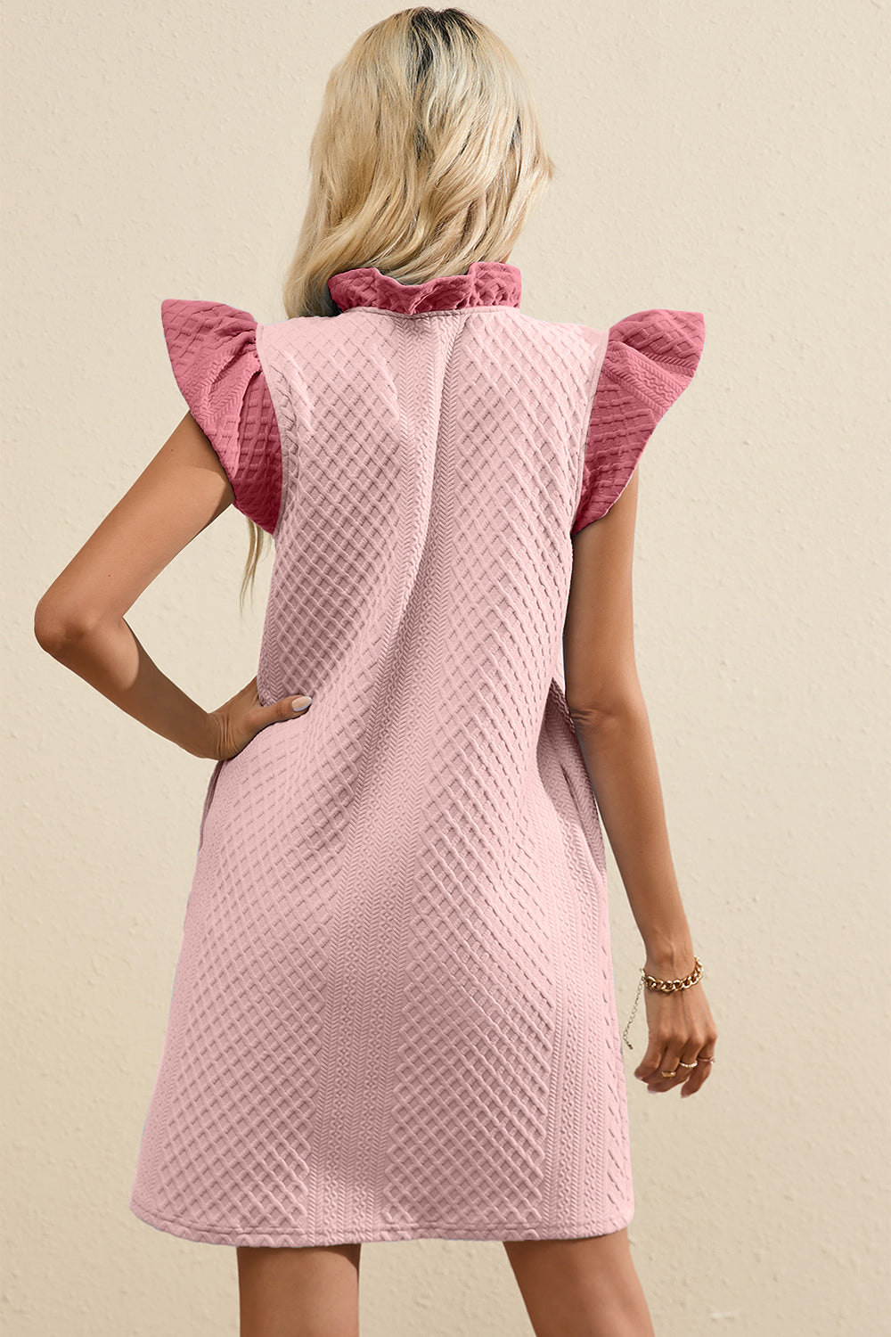 Stilla | V-hals cap sleeve mini kjole
