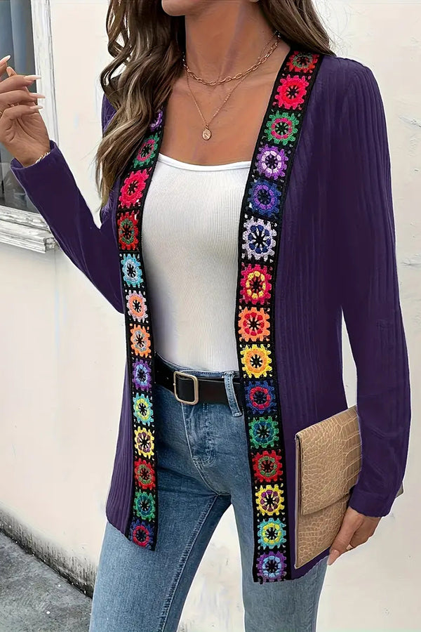 Stilla | Boho Strik Cardigan med Blomsterdetalje og Lange Ærmer