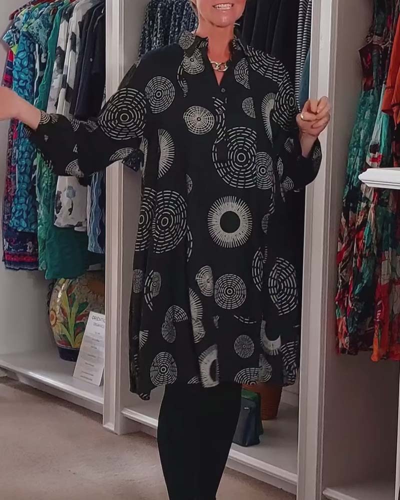 Stilla | Kjole med revers og geometrisk print