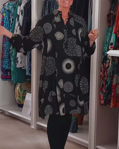 Stilla | Kjole med revers og geometrisk print