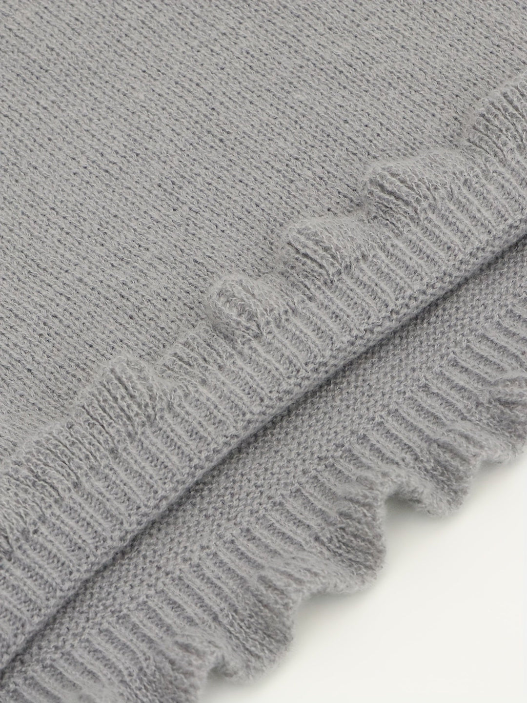 Stilla | V-hals sweater med flæser i bunden med knapper