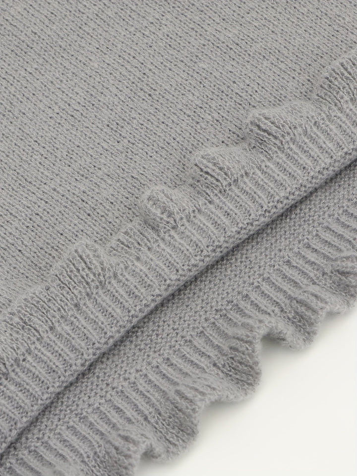 Stilla | V-hals sweater med flæser i bunden med knapper
