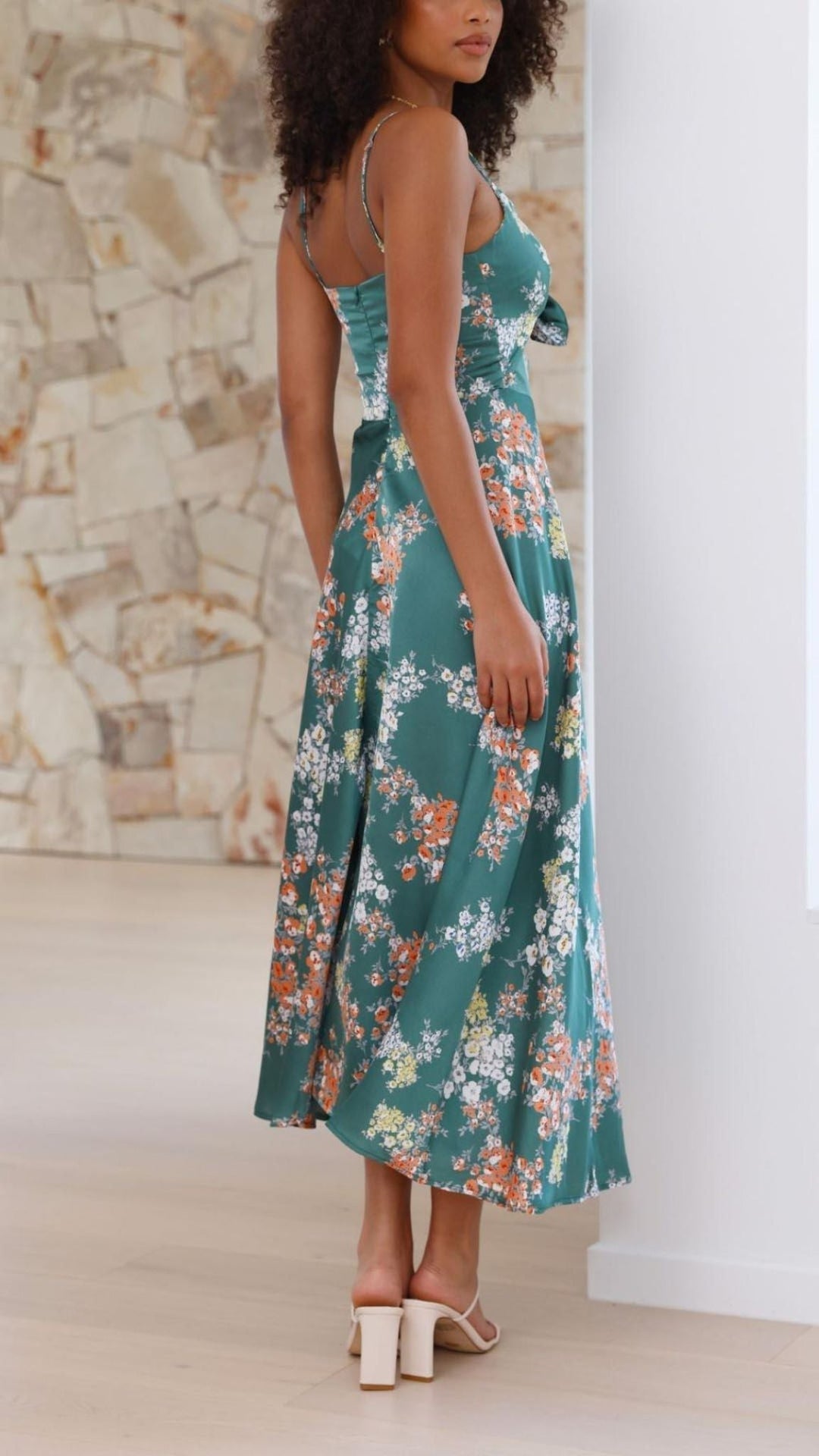 Stilla | Midi kjole i satin
